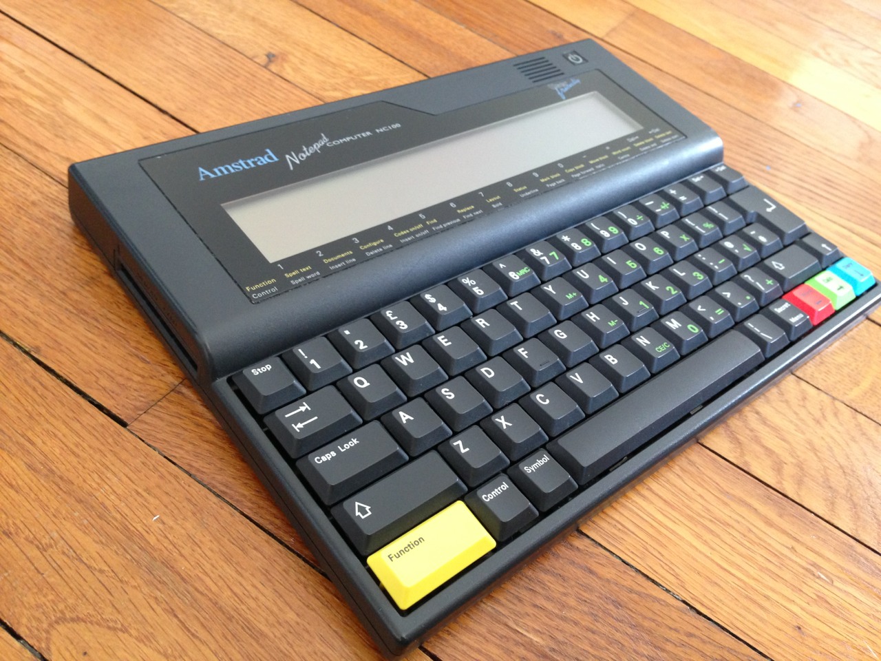 A very nice new piece for the collection: a beautiful Amstrad NC100 portable computer, Alan Sugar...