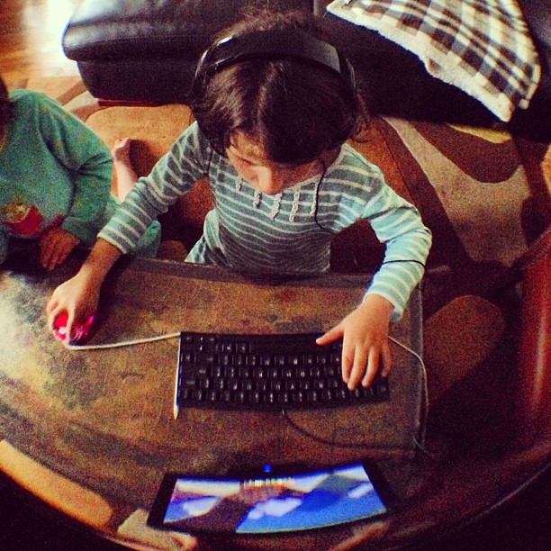 Ariane en pleine concentration Minecraftienne :-)