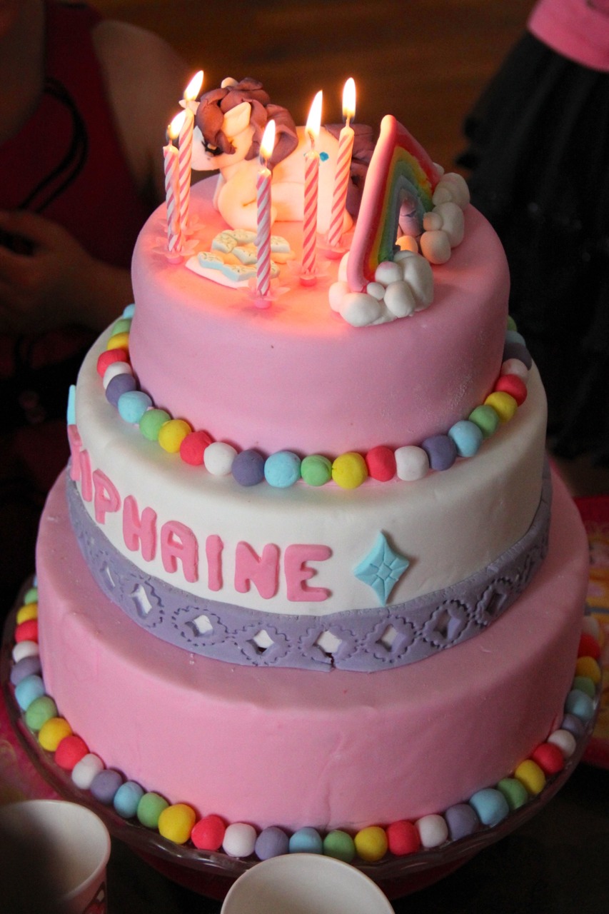 Le gâteau d'anniversaire de Tiphaine en pleine action… 5 ans !