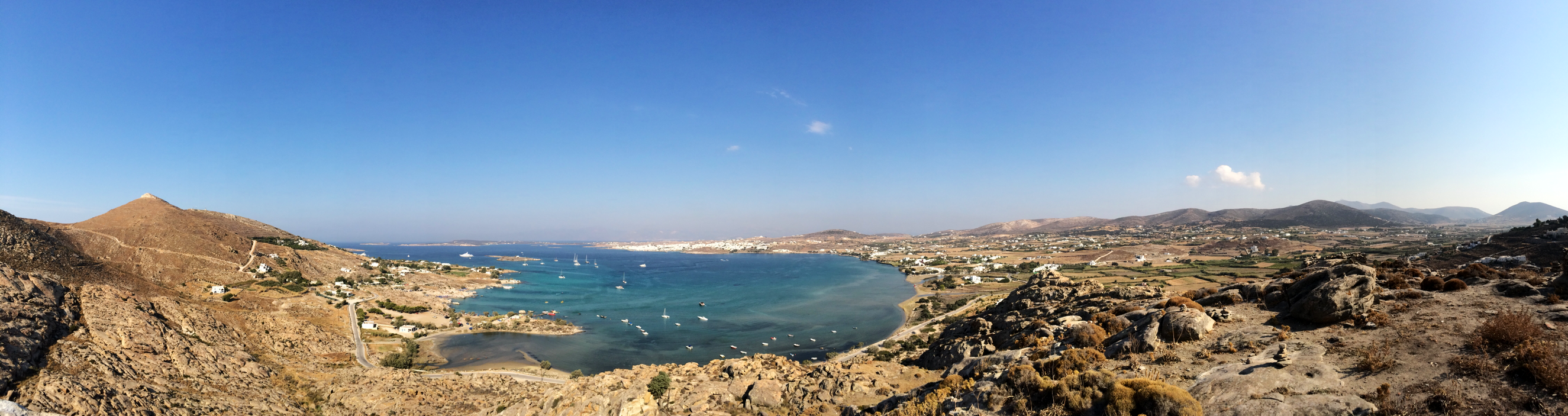 La vue sur la baie de Naoussa depuis l'acropole mycénienne au-dessus de Kolymbithres… Plongeon bi...