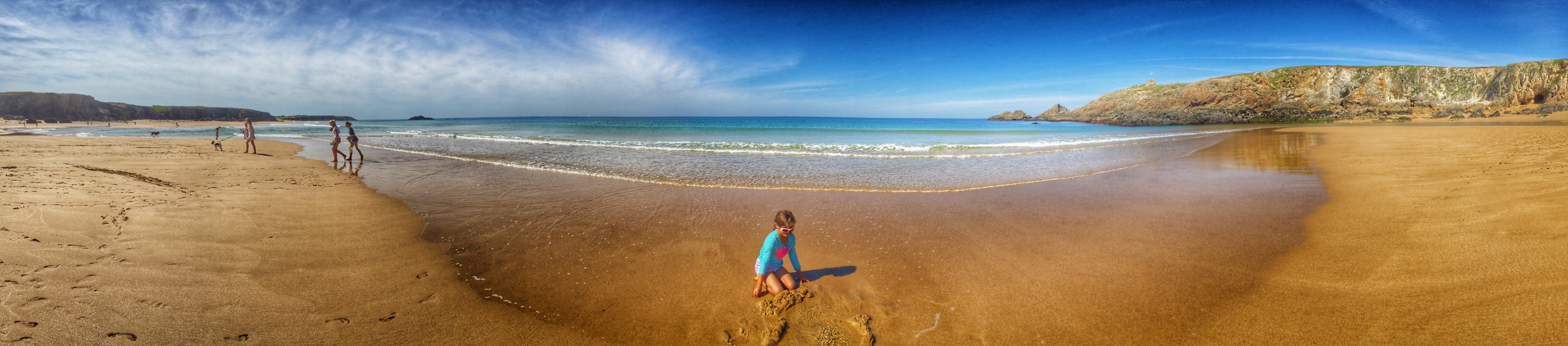 Les gros coefficients approchent, ça fait de la place sur la plage ! Tiphaine crapouille pendant ...
